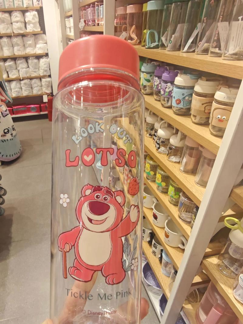 迪士尼塑料杯.#每個(gè)都想買(mǎi) 名創(chuàng)優(yōu)品的迪士尼系列草莓熊塑料杯